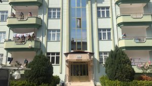 Eve kapananlar pencere ve balkondan sohbet etti