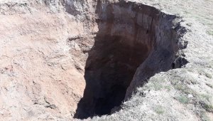 Halkapınar'da 10 metre derinliğinde yeni obruk oluştu