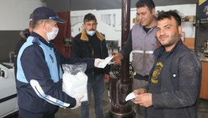 Karaman Belediyesi, sanayi esnafına maske dağıttı