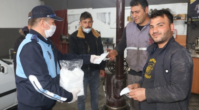 Karaman Belediyesi, sanayi esnafına maske dağıttı