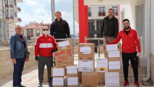 Karaman'da antrenörlerden sokağa çıkamayan yaşlılara gıda paketi yardımı