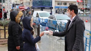 Karaman'da hayırsever imalatçı 20 bin adet maske dağıttı