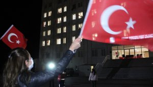 Karaman'da karantinadaki 154 kişi yurdun pencerelerinden İstiklal Marşı okudu