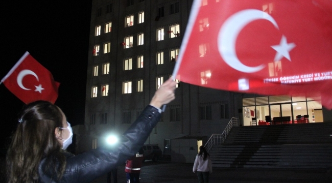 Karaman'da karantinadaki 154 kişi yurdun pencerelerinden İstiklal Marşı okudu