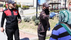 Karaman'da vatandaşlar şehrin en işlek caddesine ateşleri ölçülerek alınıyor