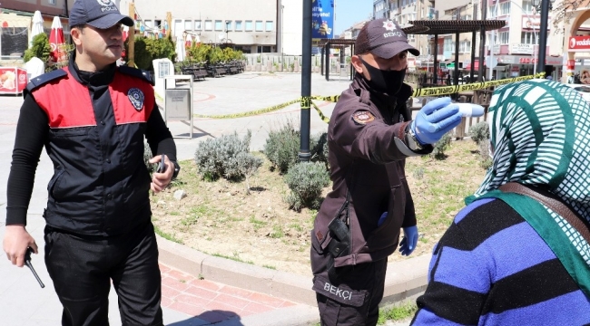 Karaman'da vatandaşlar şehrin en işlek caddesine ateşleri ölçülerek alınıyor