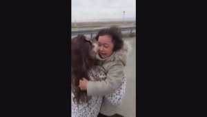 Küçük kızın sağlık çalışanı annesi ile buluşma anı duygulandırdı