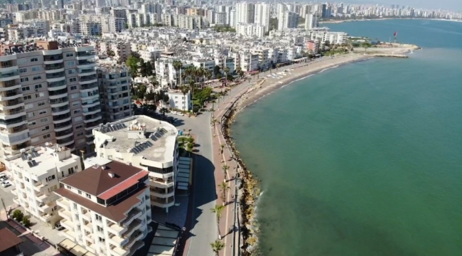 Mersin'de cadde ve sokaklar boş kaldı