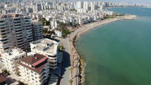 Mersin'de cadde ve sokaklar boş kaldı
