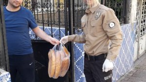 Mersin'de bekçiler sokağa çıkamayan vatandaşların ihtiyaçlarını evine götürdü