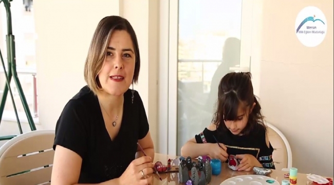 Mersinli öğretmenlerden 'cam cama değil, can cana eğitim için evde kal' çağrısı