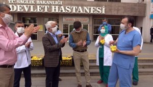 Sağlık çalışanlarına limonlu, alkışlı moral