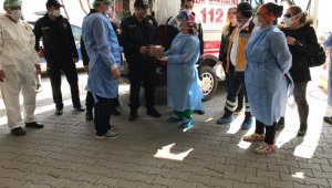 Sağlık çalışanlarından polise sürpriz kutlama