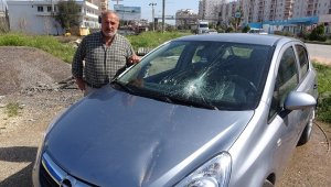 Şiddetli yağmur ve doludan demir gölgelik çöktü