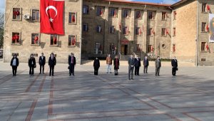 sosyal mesafeli 23 Nisan töreni Isparta'da maskeli tören
