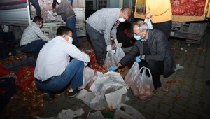 Tarsus'ta her gün 3 mahalleye gıda, maske ve dezenfektan desteği