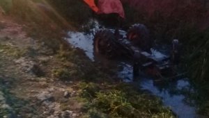 Tarsus'ta Baba ile oğlu devrilen traktörün altında yaralı kurtuldu
