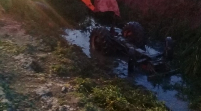 Tarsus'ta Baba ile oğlu devrilen traktörün altında yaralı kurtuldu