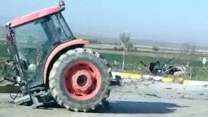 Tırla çarpışan traktör ikiye bölündü
