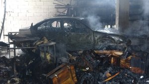 Yangın çıkan depodaki otomobil ve motosiklet hurdaya döndü