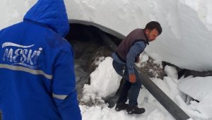8 metre karın altındaki içme suyu hattına ulaşarak Gülek'e takviye su sağladılar