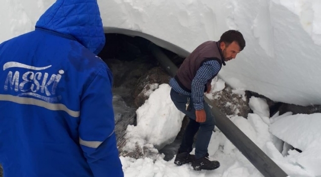 8 metre karın altındaki içme suyu hattına ulaşarak Gülek'e takviye su sağladılar