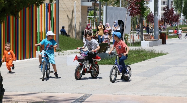 Aksaray'da sokağa çıkan çocuklar doyasıya eğlendi