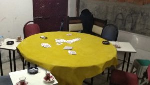 Akşehir'de kumar oynatılan eve baskın