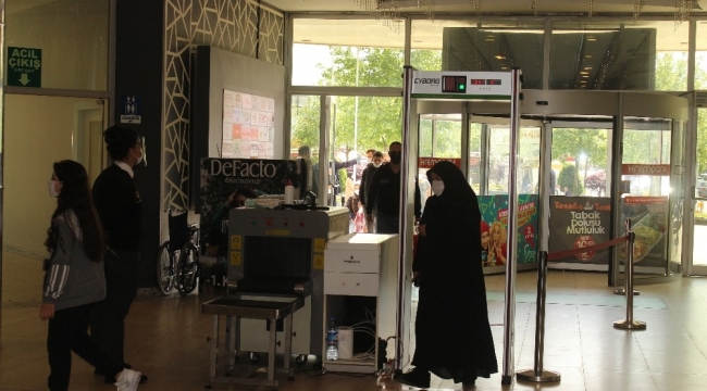 AVM'ler açıldı