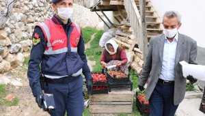 Belediye başkanı ve belediye personeli vatandaşa maske dağıttı