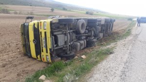 Ereğli'de Saman balyası yüklü tır devrildi
