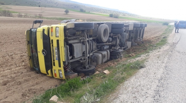 Ereğli'de Saman balyası yüklü tır devrildi
