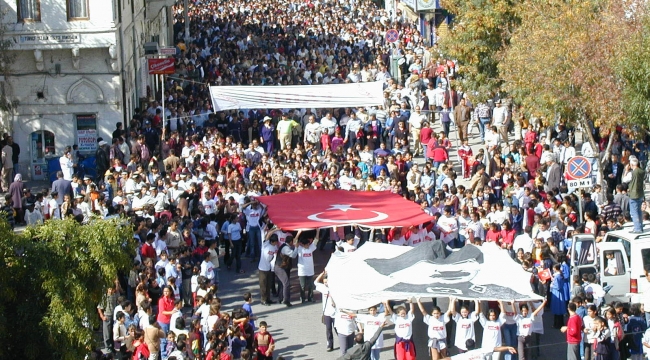 KARAMAN'DA CUMHURİYET YÜRÜYÜŞÜ