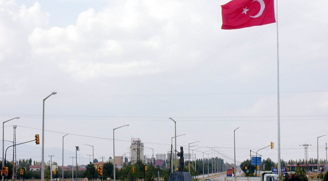 KARAMAN'DA CUMHURİYETİN 80. YILI ANISINA BAYRAKLAR ASILIYOR