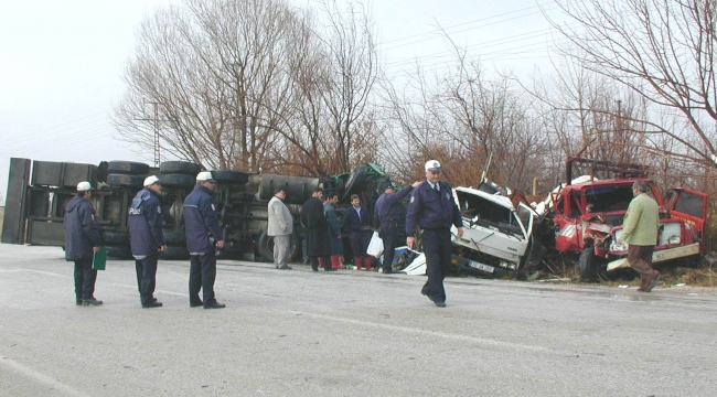 KARAMAN'DA TRAFİK KAZASI: 3 YARALI...