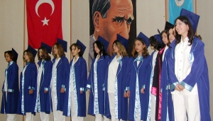 KARAMAN SAĞLIK YÜKSEK OKULU'NDA MEZUNİYET SEVİNCİ