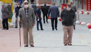 Karaman'da 65 yaş üstü vatandaşlar iznin tadını çıkardı