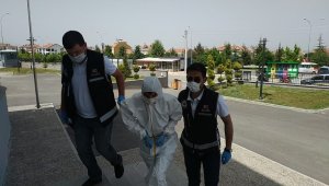 Karaman'da gözaltına alınan silah kaçakçısı adliyeye özel koruyucu kıyafetle getirildi