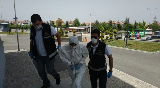 Karaman'da gözaltına alınan silah kaçakçısı adliyeye özel koruyucu kıyafetle getirildi