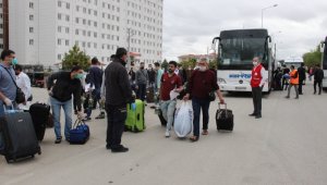 Karaman'da karantinadaki 483 kişi çam fidanlarıyla uğurlandı