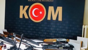 Karaman'da silah ticaretinden gözaltına alınan 4 kişi adliyeye sevk edildi