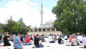 Karaman'da sosyal mesafeli ilk cuma namazı kılındı