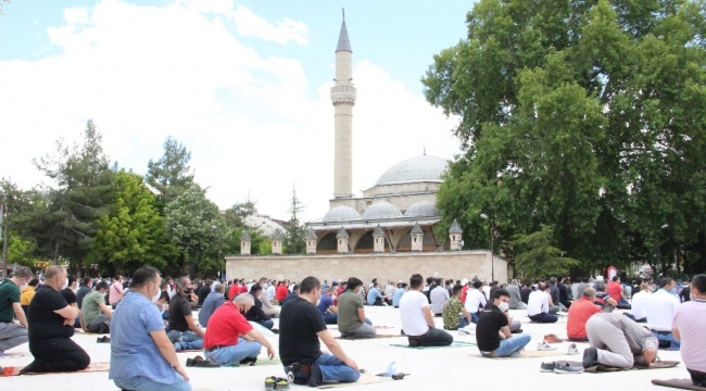 Karaman'da sosyal mesafeli ilk cuma namazı kılındı