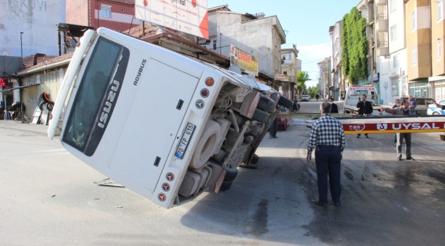 Karaman'da ticari taksiyle çarpışan işçi servisi devrildi: 11 yaralı