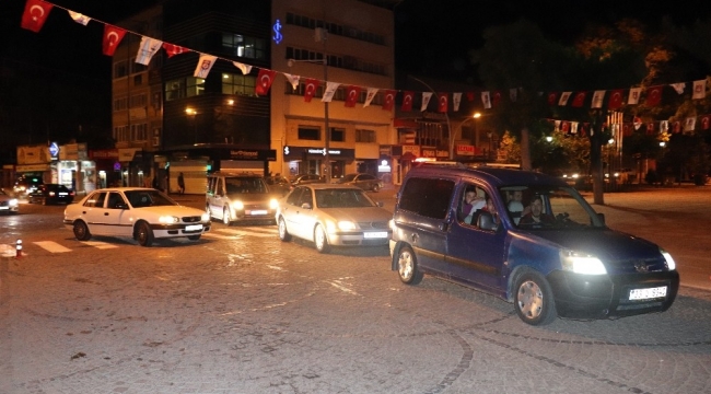 Karaman'da vatandaşlar kısıtlamanın bitmesiyle kendilerini sokağa attı