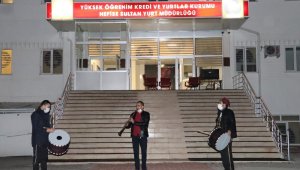 Karantinadaki 637 gurbetçi vatandaş, sahura davul ve manilerle uyandı