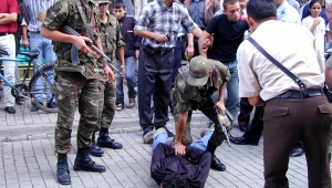 KAVGAYI AYIRMAYA ÇALIŞAN UZMAN ÇAVUŞ AYAĞINDAN VURULDU