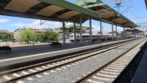 Konya Tren Garı'nda YHT seferi hazırlığı