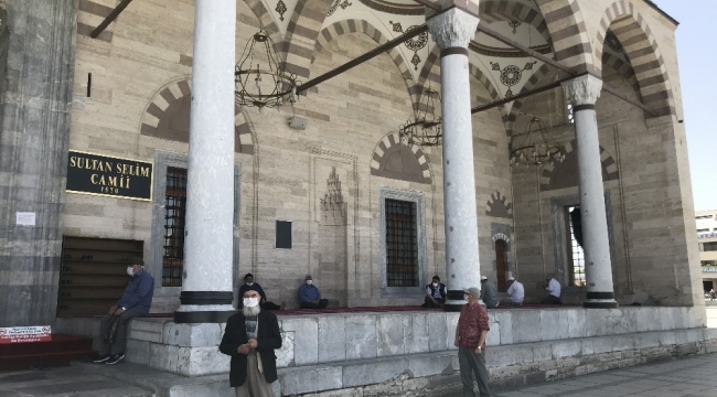 Konya'da 65 yaş üzeri vatandaşlar camilere koştu