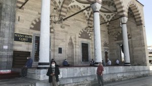 Konya'da 65 yaş üzeri vatandaşlar camilere koştu